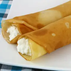 Zrolowane naleśniki z serem, jak u babci. Idealne na deser, smak dzieciństwa.