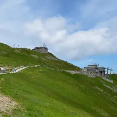 Kamienna ścieżka prowadzi na Kasprowy Wierch. Ile metrów do szczytu? Turyści podziwiają widoki z górnej stacji kolejki.