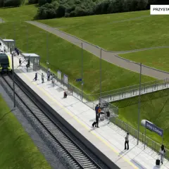 Nowoczesna linia kolejowa z pociągiem na przystanku Stróża k. Dobrej. Pasażerowie czekają na peronie.
