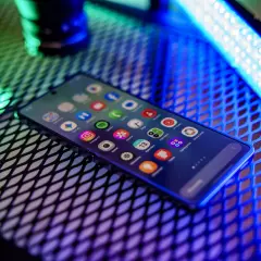 SmartThings co to? Telefon z kolorowym podświetleniem, na ekranie ikony aplikacji, w tym Instagram, Spotify, Kalendarz.