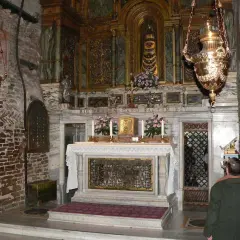 Wnętrze kaplicy z ołtarzem i obrazami. Widać tu elementy litanii loretańskiej do Najświętszej Maryi Panny.