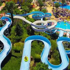 Toboganes acuáticos en un parque, ideal para disfrutar de los mejores parques acuáticos de España.