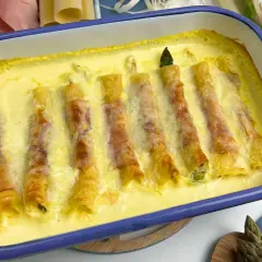 Überbackene Spargelröllchen in cremiger Sauce, ein köstliches Gericht, das Lust auf mehr macht.