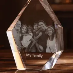 Kryształowa statuetka z wygrawerowanym zdjęciem rodziny i napisem "My family".