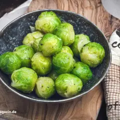 Frischer Rosenkohl in einer Schale, bereit für leckere Rosenkohl Rezepte Pfanne.