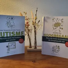 Twee boeken: 'Autisme' en 'Hoogbegaafd', die inzicht geven in kinderen op het spectrum.