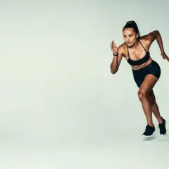 Une athlète en pleine course, incarnant la motivation, le sport et la santé. Sa détermination est palpable.