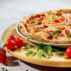 Pyszna pizza z pomidorkami i bazylią, choć ser może podnosić cholesterol, smakuje wybornie.