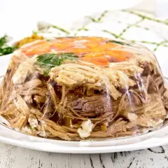 Galareta z mięsem i warzywami, idealna na zimno. Zastanawiasz się, ile może stać galareta w lodówce? Zazwyczaj 3-4 dni.