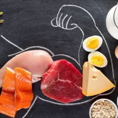 Vielfältige Proteinquellen wie Fisch, Fleisch, Eier, Milchprodukte und Nüsse – ideal für proteine zum abnehmen und Muskelaufbau.