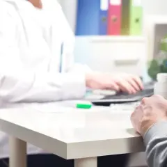Choroba przed emeryturą: jakie konsekwencje dla pracy i emerytury?