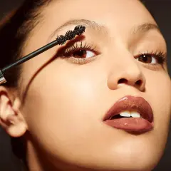 Applicazione di mascara per ciglia perfette, un segreto per come rendere un mascara waterproof e duraturo.
