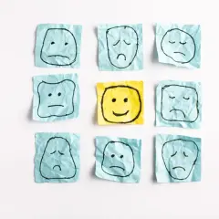 Siedem smutnych buziek na niebieskich karteczkach i jedna uśmiechnięta na żółtej. Jak pozbyć się negatywnych emocji? Zmień perspektywę!