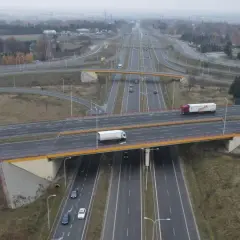 Drogi S19 Lublin-Lubartów, mosty, wiadukty i ruch samochodowy w jesiennej scenerii.
