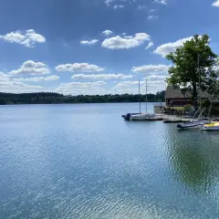 Segelboote liegen am Steg der Brucher Talsperre. Ein schöner Tag für den Rundweg.