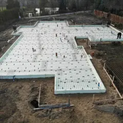 Płyta fundamentowa w trakcie przygotowań do wylania betonu. Czas schnięcia płyty fundamentowej zależy od wielu czynników.