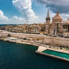 Malta, z jej zabytkową architekturą i błękitnym morzem, zachęca do zwiedzania. Czy Malta jest bezpieczna? Tak, to spokojne miejsce na wakacje.
