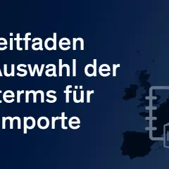 Zoll: Ihr Leitfaden zur Auswahl der Incoterms für EU-Importe. Ein Symbol zeigt einen Container, der von einem Kran gehoben wird, was auf die Bedeutung eines **certificate of compliance** für den Warenverkehr hinweist.