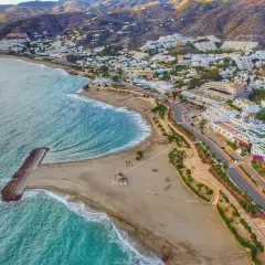 Vista aérea de las mejores playas de Mojácar, con arena dorada, aguas turquesas y un pintoresco paseo marítimo.