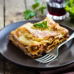 Pyszna lazania Ani gotuje się w piecu, a teraz czeka na talerzu, by ją zjeść.