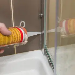 Aplikacja silikonu neutralnego białego do uszczelnienia brodzika prysznicowego.