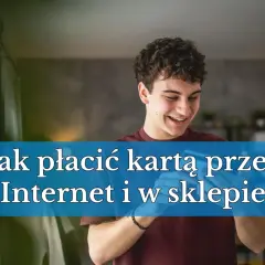 Młody mężczyzna uśmiecha się, trzymając telefon. Tekst na zdjęciu pyta, czy kartą debetową można płacić w internecie i w sklepie.