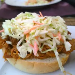 Sekret restauracyjnej surówki z białej kapusty: Chrupkość i smak