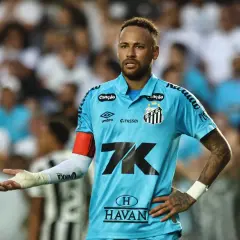 Piłkarz Neymar w jasnoniebieskiej koszulce Santos FC, z bandażem na ręce.