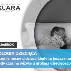Chłopiec śpi w łóżku z pluszowym misiem.