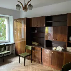 Stare meble i zieleń za oknem. Zastanawiasz się, czy opłaca się teraz sprzedać mieszkanie?