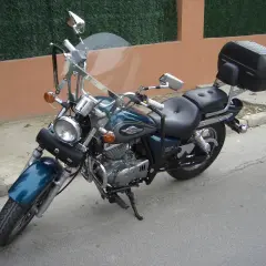 Suzuki Marauder 250 ficha técnica: moto custom azul con maleta trasera, parabrisas y guardabarros.