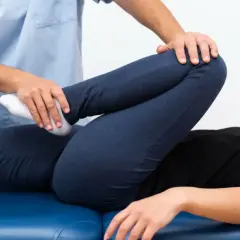 Fizjoterapeuta wykonuje ćwiczenia z pacjentem. Dowiedz się, jak zostać fizjoterapeutą i pomagać innym w powrocie do zdrowia.