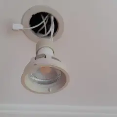 Instalación de un foco led en el techo. Merece la pena cambiar fluorescente por led para ahorrar energía y mejorar la iluminación.