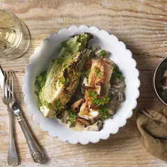 En vacker tallrik med stekt fisk, kål och svampsås. En perfekt måltid, kanske inspirerad av Stefan Ekengren.