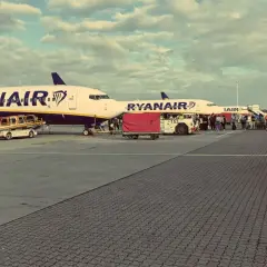 Ryanair-Flugzeuge am London Stansted Airport, bereit für den Flug nach London City. Passagiere warten in der Schlange.