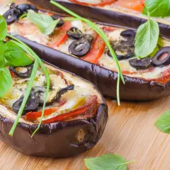 Aubergines farcies au four, garnies de tomates, olives et fromage. Une délicieuse recette aubergine viande hachée prête à être dégustée.