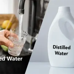 Comparaison visuelle : eau du robinet purifiée dans un verre et une bouteille d'eau distillée. Comprendre la différence entre eau déminéralisée et eau distillée.