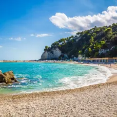 Spiaggia di Sirolo, Marche: mare cristallino, scogli e una collina verdeggiante fanno da cornice a questa perla adriatica.