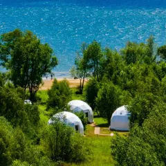 Najlepsze campingi nad jeziorem Czorsztyńskim z atrakcjami i udogodnieniami