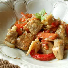 Aromatyczna potrawka z cielęciny z marchewką i papryką, podana w ozdobnej misie.