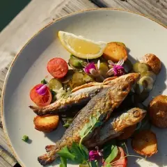 Ruciane-Nida: Gdzie zjeść? Odkryj najlepsze ryby i restauracje!