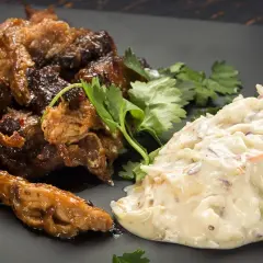 Saftig pulled pork med en krämig coleslaw, perfekt för en somrig grillkväll.
