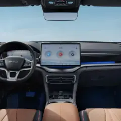 L'intérieur moderne du BYD Seal, avec son grand écran tactile central, son tableau de bord numérique et ses sièges confortables en cuir brun.