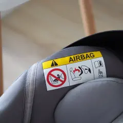 Naklejka "AIRBAG" na foteliku. Sprawdź, jak sprawdzić czy fotelik jest bezwypadkowy, zwracając uwagę na takie oznaczenia.