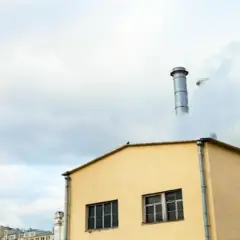 Dym z komina fabryki symbolizuje zużycie roczne gazu w Polsce.