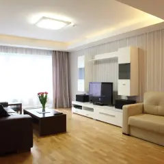 Nowoczesny salon z dwupoziomowym sufitem podwieszanym i wbudowanymi lampami.