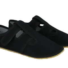 Kapcie do żłobka: Barefoot czy profilaktyczne? Fizjoterapia radzi