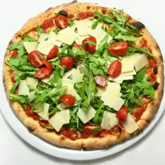 Pizza z rukolą i pomidorkami, z płatkami parmezanu. Świetna opcja, co zamiast sera na pizzy, gdy chcesz czegoś lżejszego.