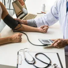 Medico misura la pressione. In caso di malasanità, il risarcimento danni è un diritto.