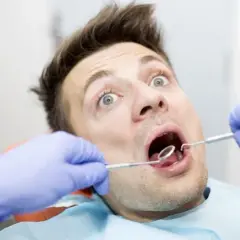 Co dentysta wkłada do zęba po usunięciu? Materiały i gojenie
